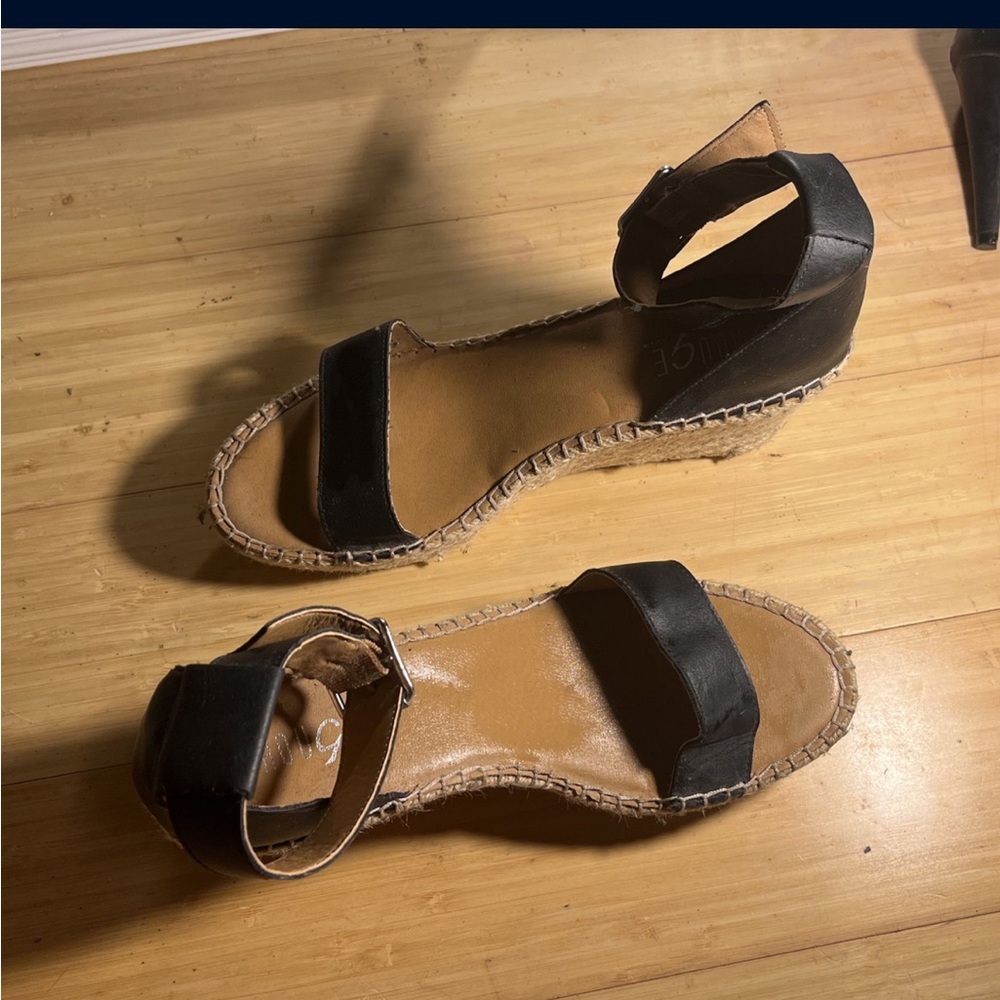 Cute brown and black wedges, easy to walk in and very stylish